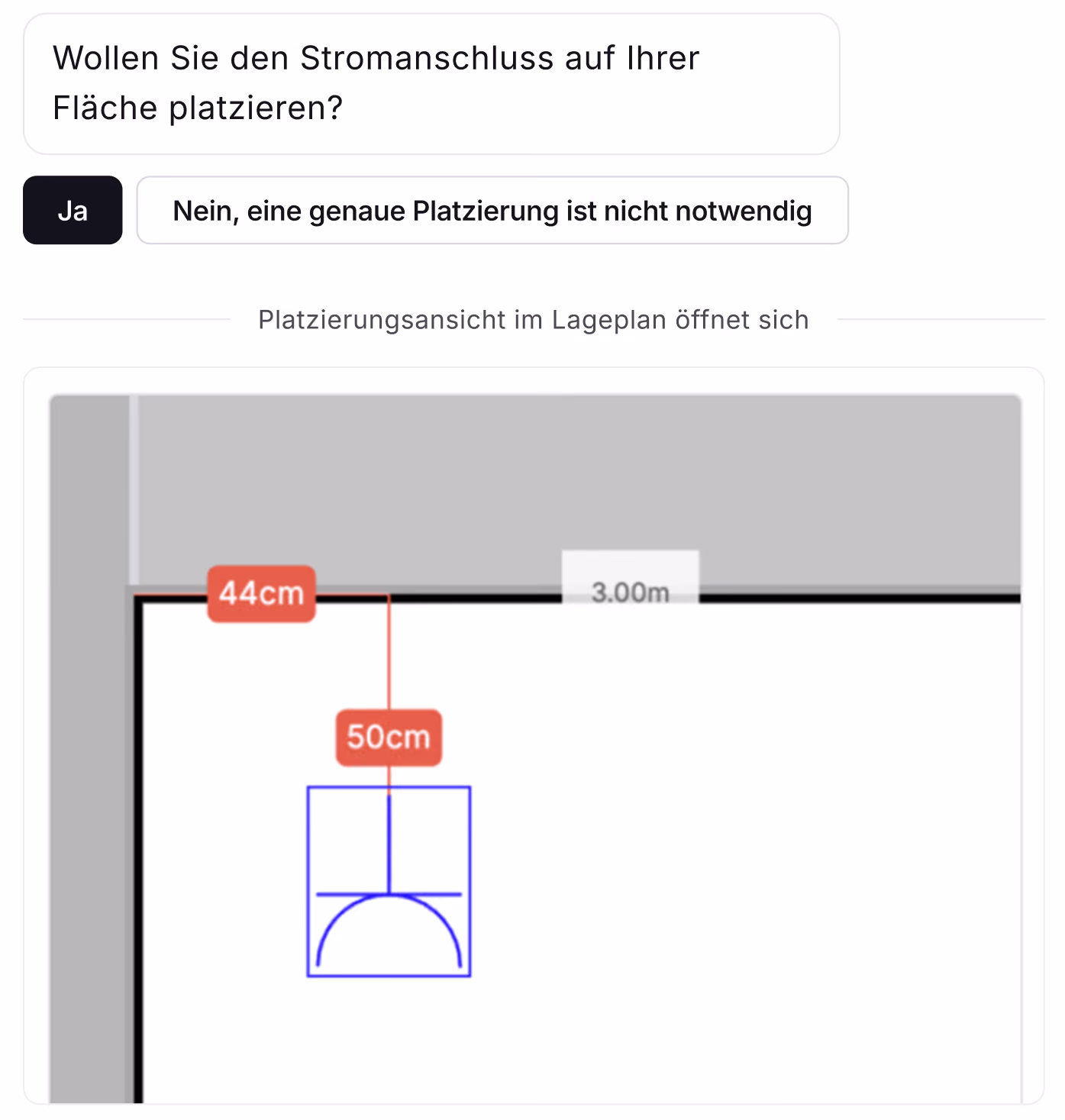 Chat mit der Frage, ob der Stromanschluss auf der Fläche platziert werden soll, darunter der Standgrundriss im Lageplan-Editor mit einem Marker und Abständen von 44 und 50 Zentimetern zur Standecke.